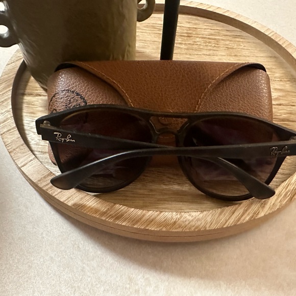 Ray-Ban tortoiseshell sunglasses - Picture 2 of 3